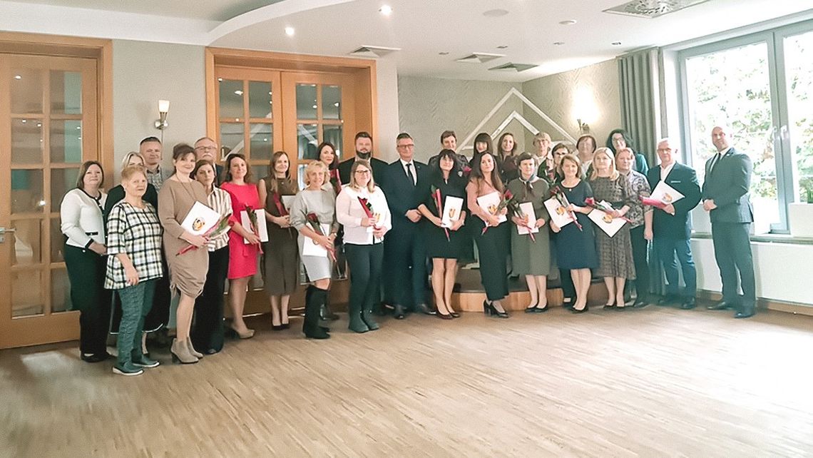 Podziękowania i wyróżnienia dla nauczycieli z gminy Zawadzkie Podziękowania i wyróżnienia dla nauczycieli z gminy Zawadzkie