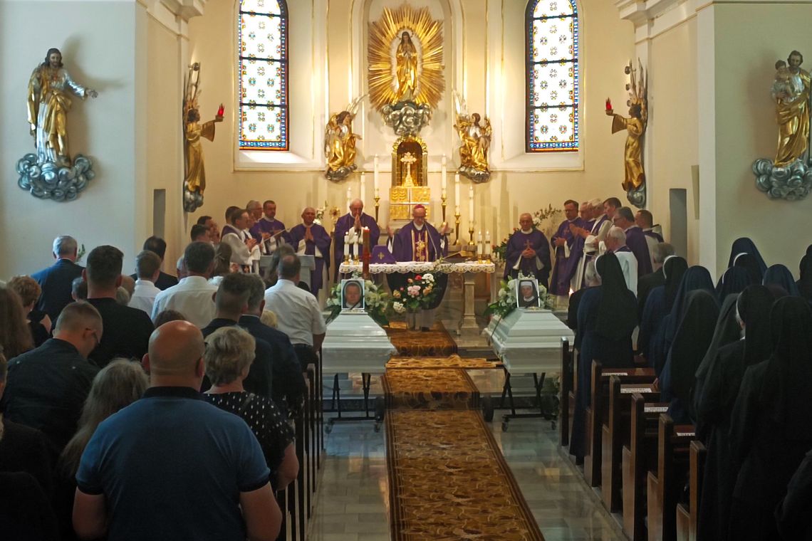 Pogrzeb sióstr służebniczek w Leśnicy. Zginęły w wypadku samochodowym