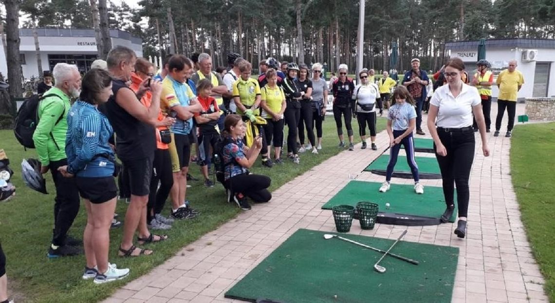 Rowerami na pole golfowe. Strzeleckie stowarzyszenie zorganizowało kolejny rajd