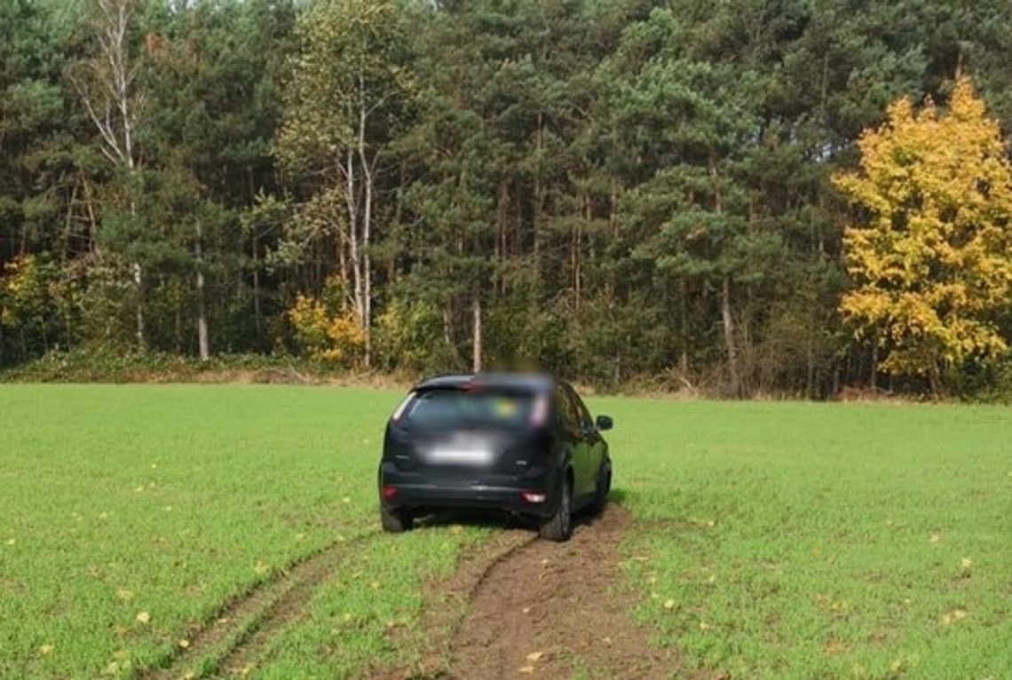 Uciekał policji, skasował latarnię i wjechał w pole. Ponadto przewoził dziecko