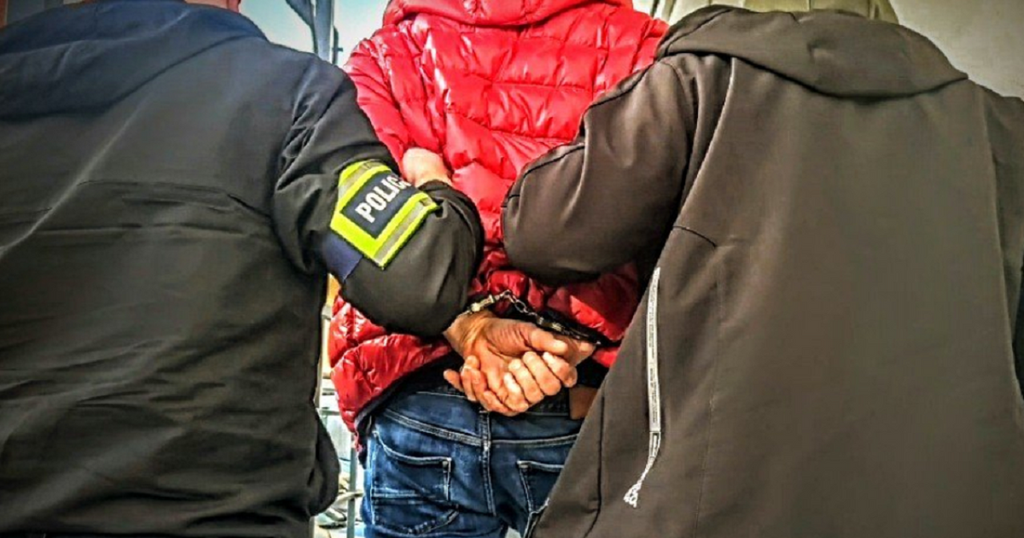 Napadli na 38-latka w lokalu w gminie Zawadzkie. Bili go pięściami po twarzy