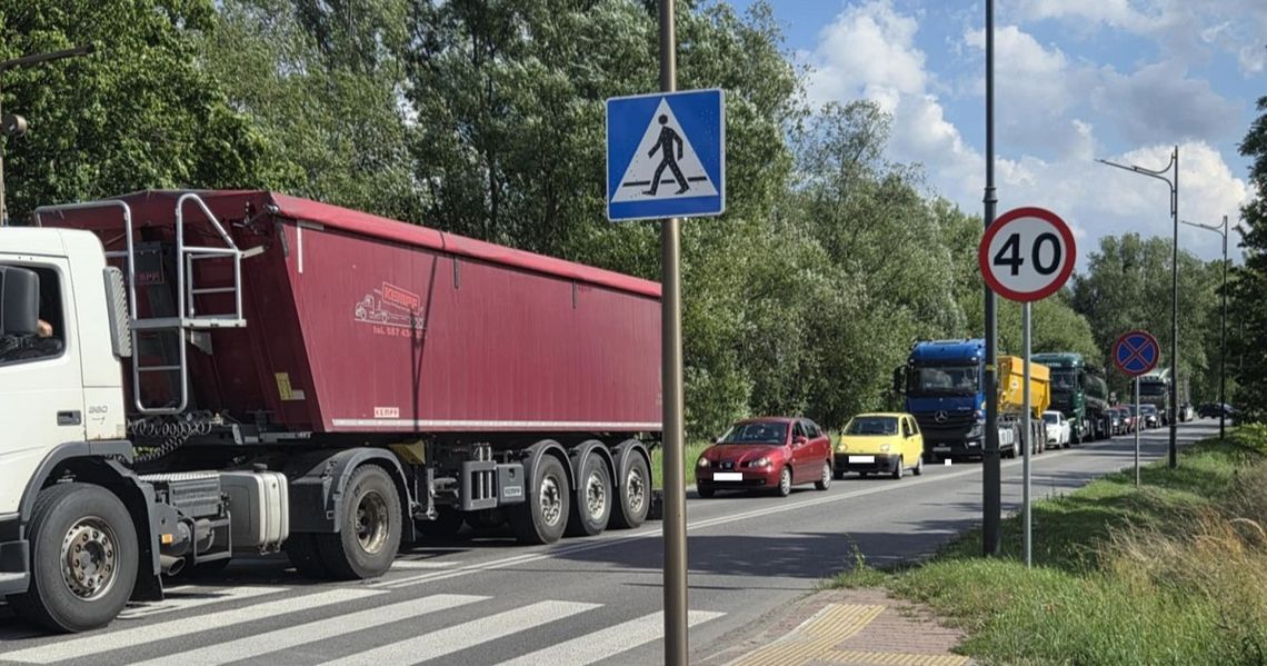 Pół godziny w korku. Budowa ronda paraliżuje ruch w Strzelcach Opolskich Pół godziny w korku. Budowa ronda paraliżuje ruch w Strzelcach Opolskich