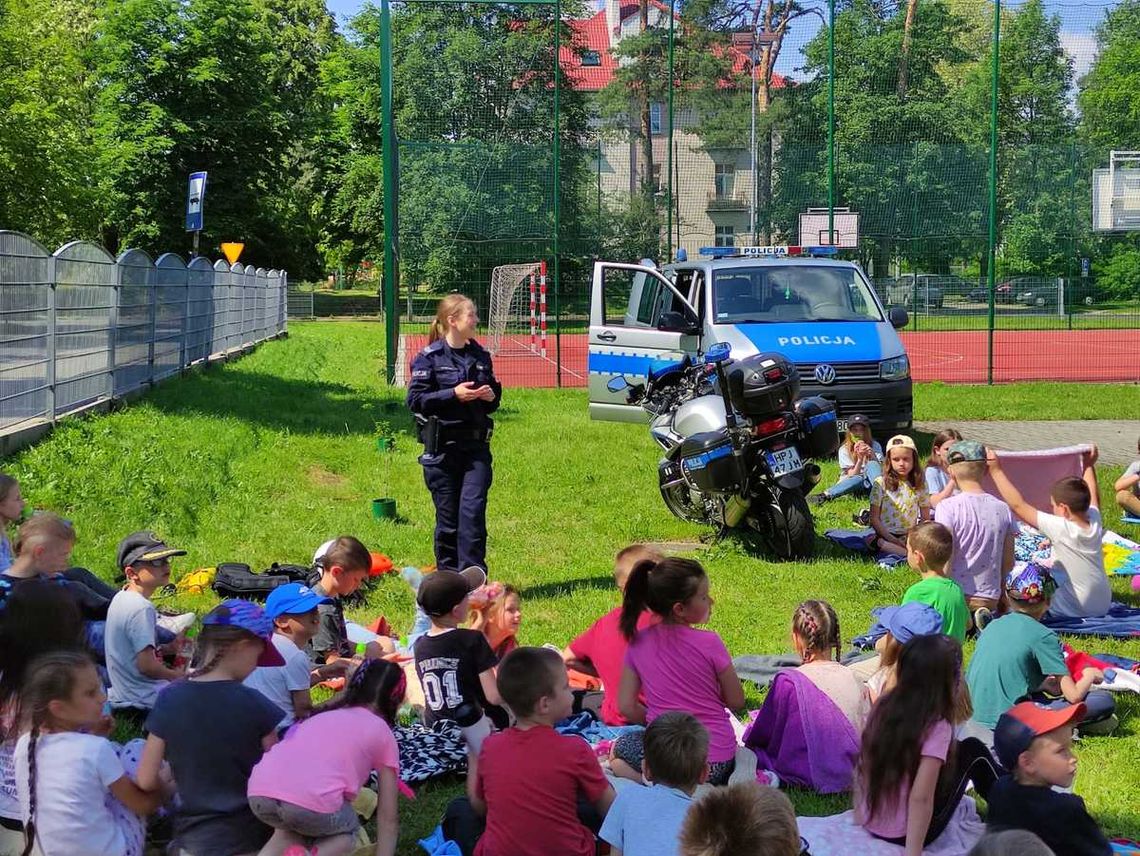 Policjanci ze Strzelec Opolskich w szkołach. Dzieci za kierownicą radiowozu