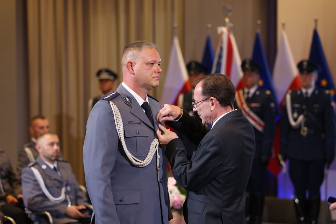 Policjant z komisariatu w Zawadzkiem został odznaczony za bohaterską postawę