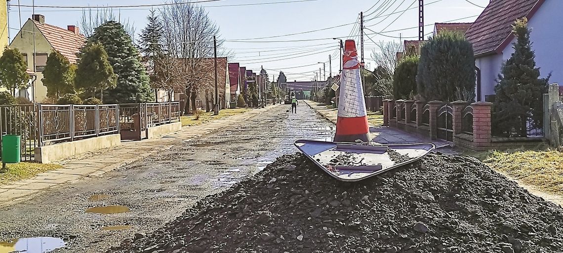 Połowiczny remont ulic w Zawadzkiem. "Dziury są gigantyczne"