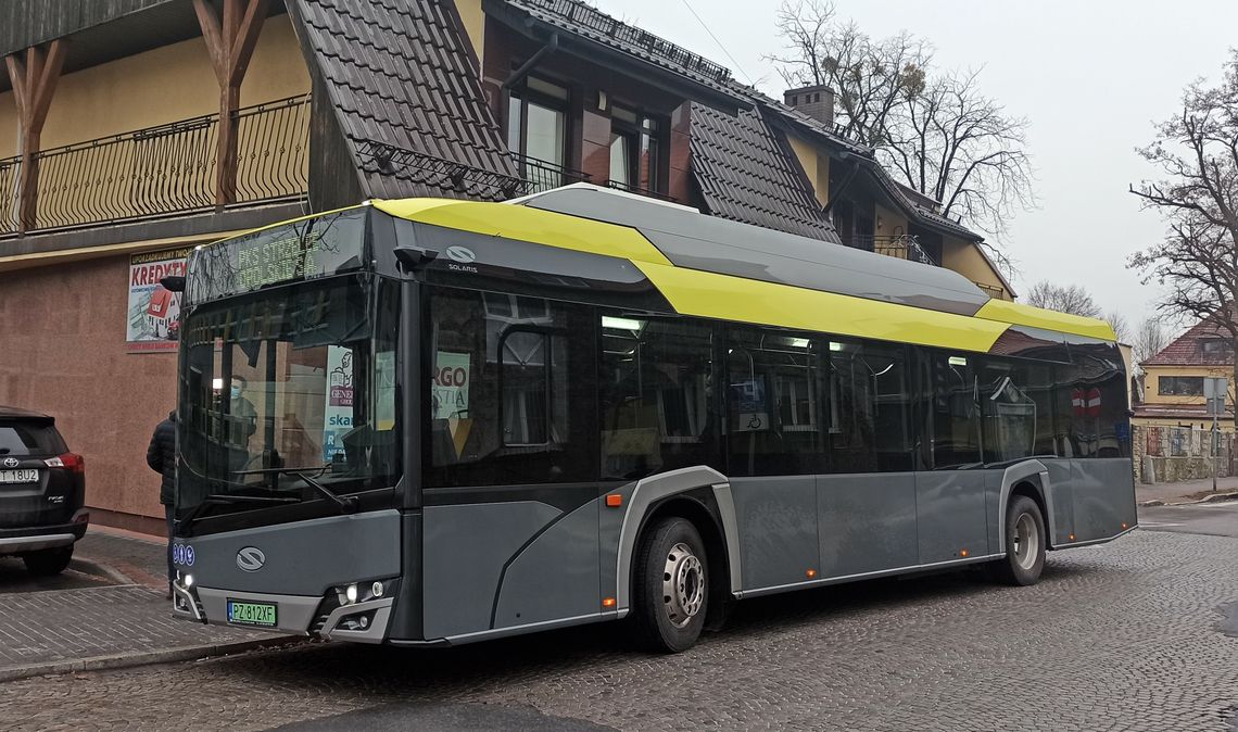 Pompa ciepła, czujniki, a zamiast bocznych lusterek kamery. W powiecie strzeleckim testowany jest elektrobus Pompa ciepła, czujniki, a zamiast bocznych lusterek kamery. W powiecie strzeleckim testowany jest elektrobus