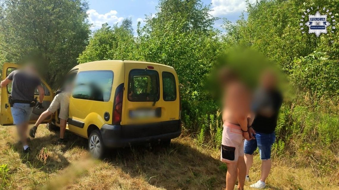 Ukradł samochód, groził nożem w sklepie i napadł na pielgrzymów Ukradł samochód, groził nożem w sklepie i napadł na pielgrzymów