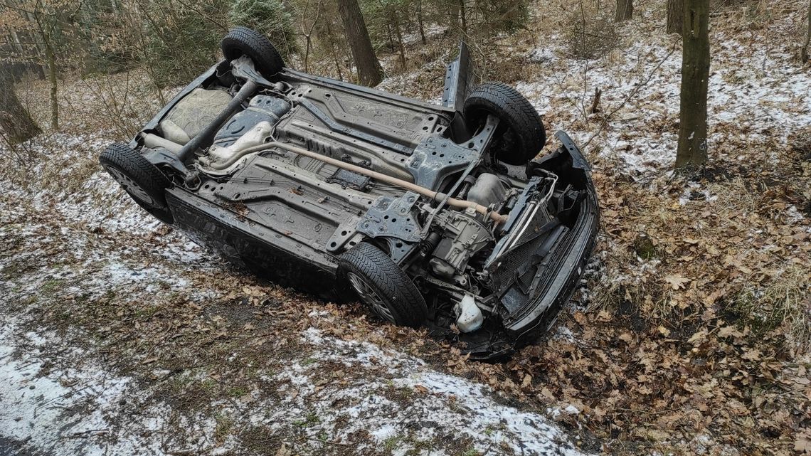 Poranny śnieg zaskoczył kierowców. 28-latek podróż zakończył w rowie