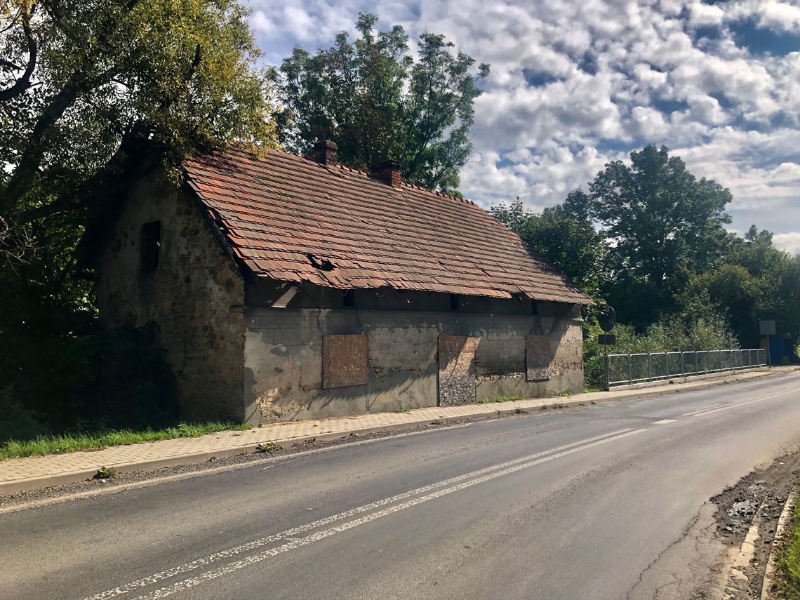 Rudera przy głównej drodze w Porębie zniknie z krajobrazu wioski