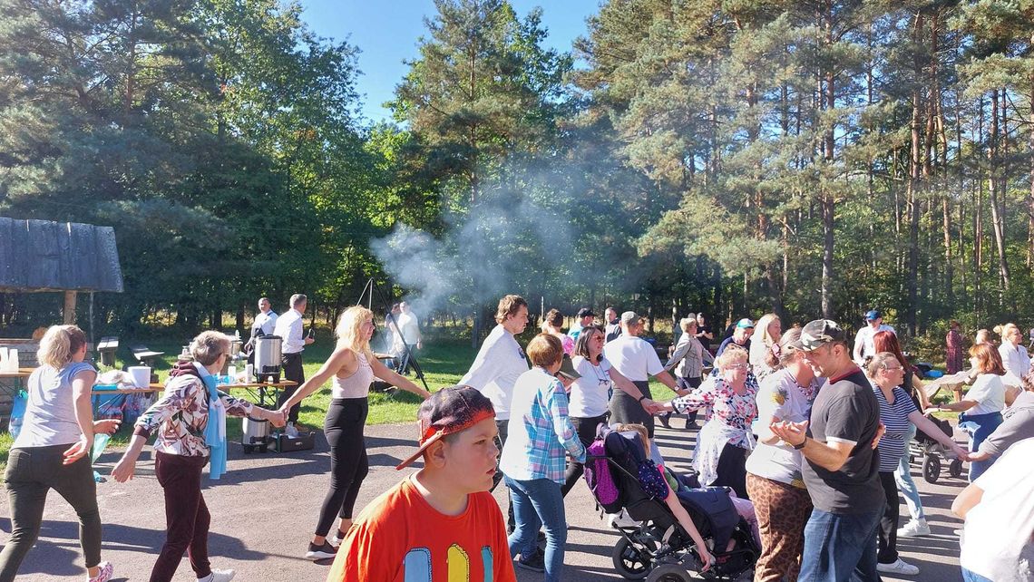 Poszli do lasu, żeby się zintegrować. Było sielsko i radośnie