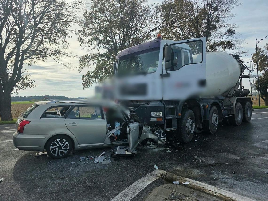 Osobówka zderzyła się z betonowozem na DK94. Kierowca ciężko ranny Osobówka zderzyła się z betonowozem na DK94. Kierowca ciężko ranny