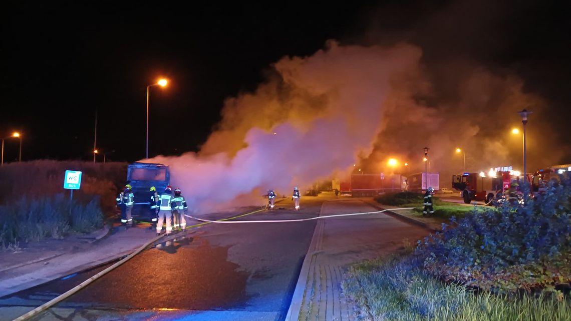 Pożar autokaru na autostradzie A4. Strażacy z powiatu strzeleckiego w akcji