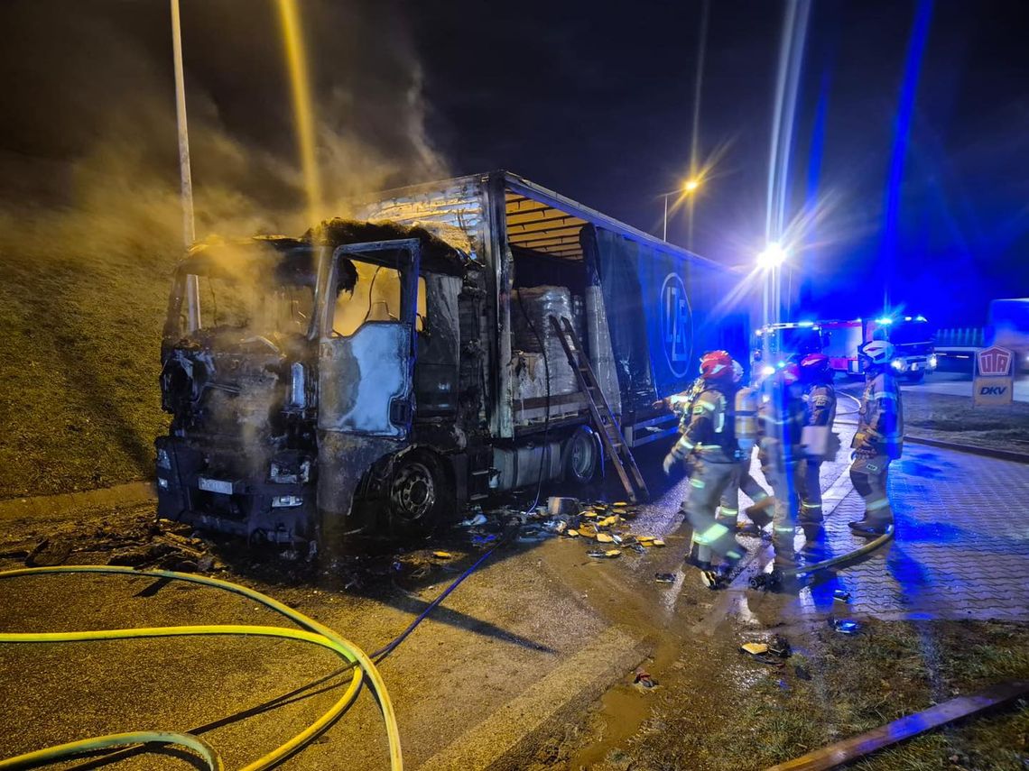 Pożar ciężarówki na MOP Wysoka. Szoferka stanęła w płomieniach Pożar ciężarówki na MOP Wysoka. Szoferka stanęła w płomieniach