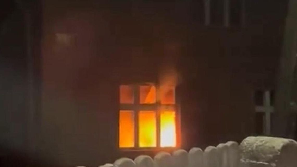 Pożar domu w Żędowicach. Siedem zastępów strażaków w akcji Pożar domu w Żędowicach. Siedem zastępów strażaków w akcji