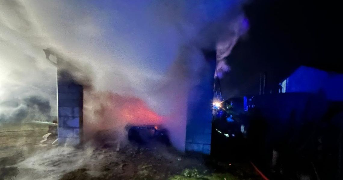 Pożar garażu w Żędowicach. Spłonęły trzy samochody Pożar garażu w Żędowicach. Spłonęły trzy samochody