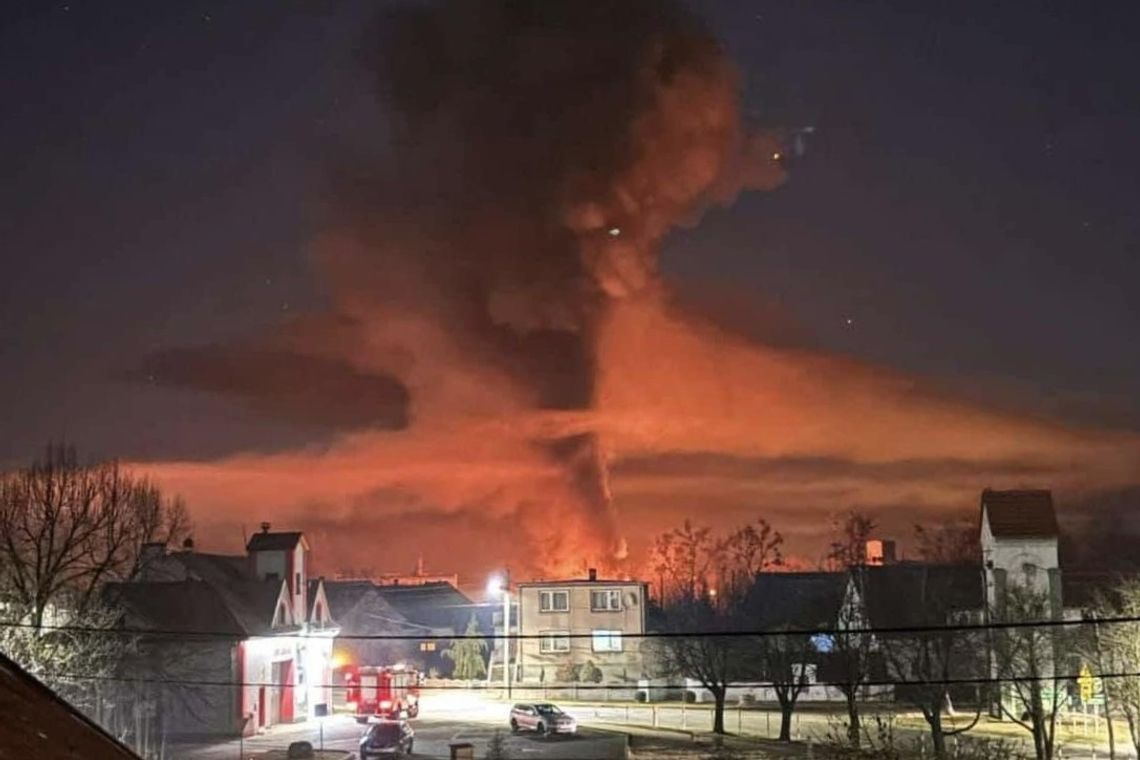 Pożar kompleksu garaży w Izbicku. Zaczęło się od jednego auta