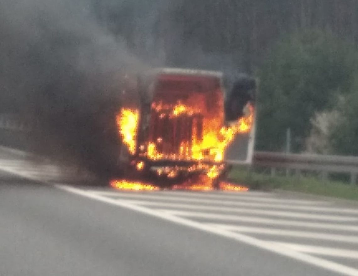 Pożar na autostradzie A4. Dostawczy mercedes doszczętnie spłonął Pożar na autostradzie A4. Dostawczy mercedes doszczętnie spłonął