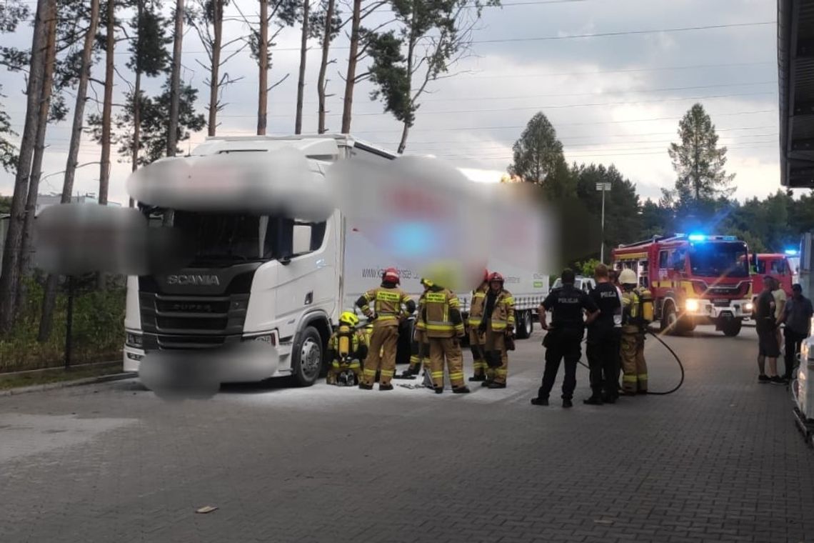 Pożar samochodu ciężarowego w Zawadzkiem. Strażacy w akcji