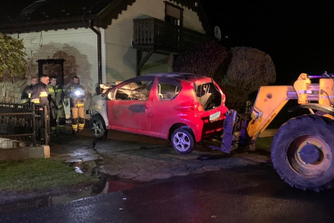 Pożar samochodu osobowego w Grodzisku. Nadpaliła się też elewacja budynku