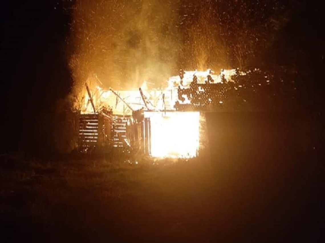 Pożar stodoły w Krośnicy. W akcji siedem zastępów straży pożarnej