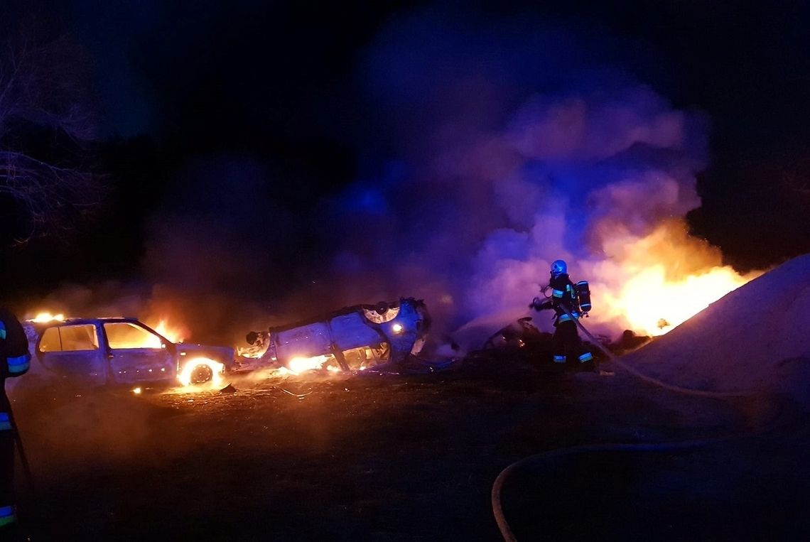 Pożar w Kielczy. Płonęły wraki samochodów