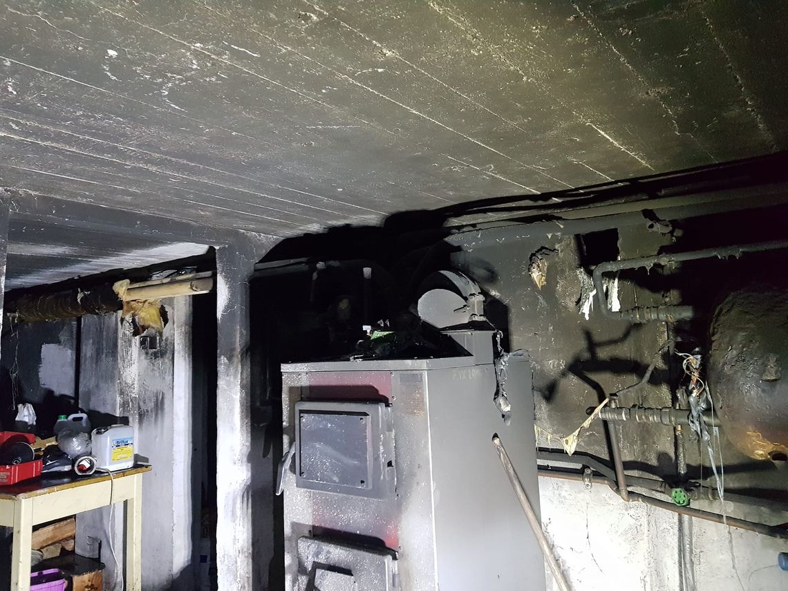 Pożar w piwnicy domu w Kielczy. Zapaliło się drewno składowane przy piecu