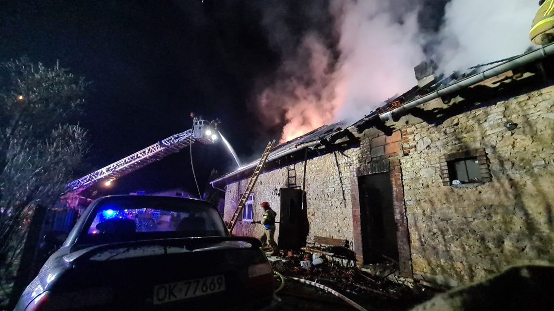 Pożar w Poznowicach. Spalił się dom jednorodzinny. Bardzo duże straty!