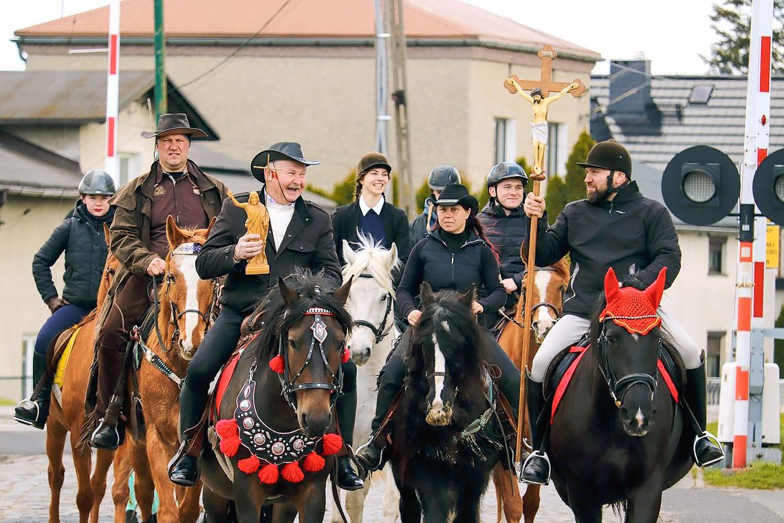 Procesja konna przyciąga do Żędowic ludzi z całej Polski Procesja konna przyciąga do Żędowic ludzi z całej Polski