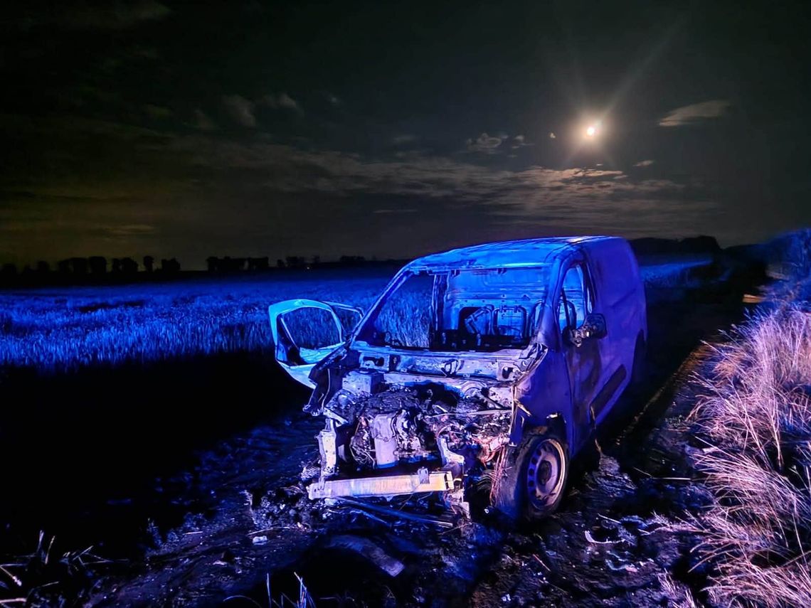 Pożar samochodu na polnej drodze. Ogień przeniósł się na zboże