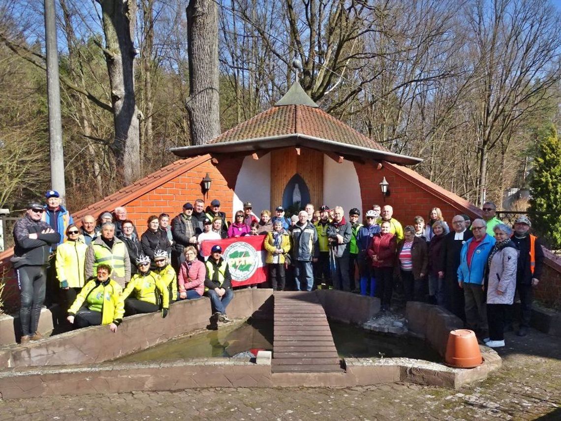 PTTK Zawadzkie rozpoczęło nowy sezon. Turyści wyruszyli na szlaki