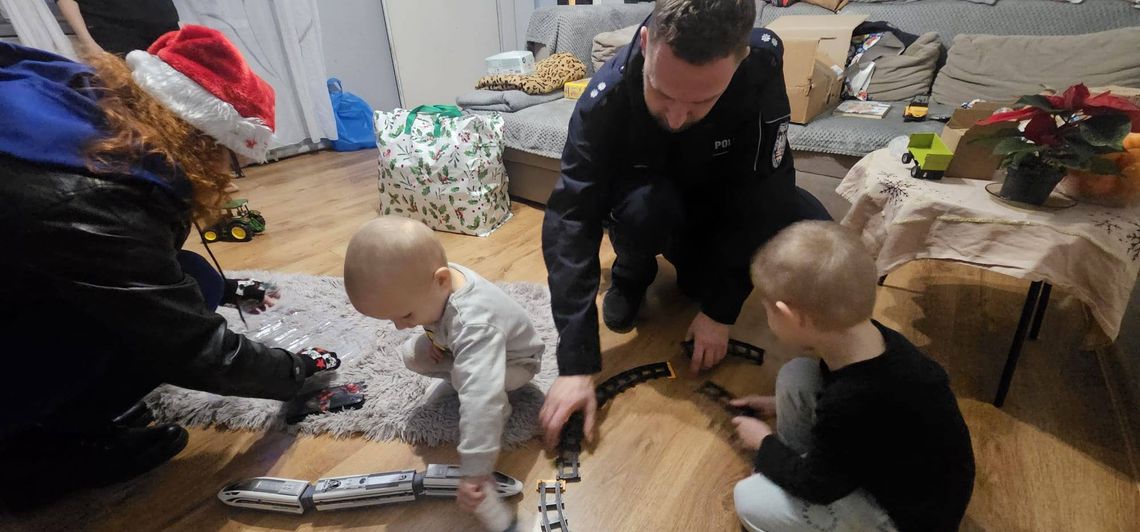 Prezenty dla potrzebujących. Mundurowi i OPS roznosili podarki