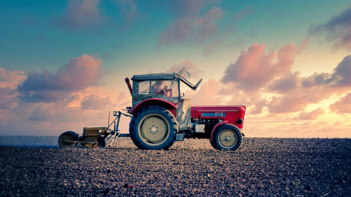 Prowadził traktor kompletnie pijany. W organizmie miał prawie 4 promile alkoholu!