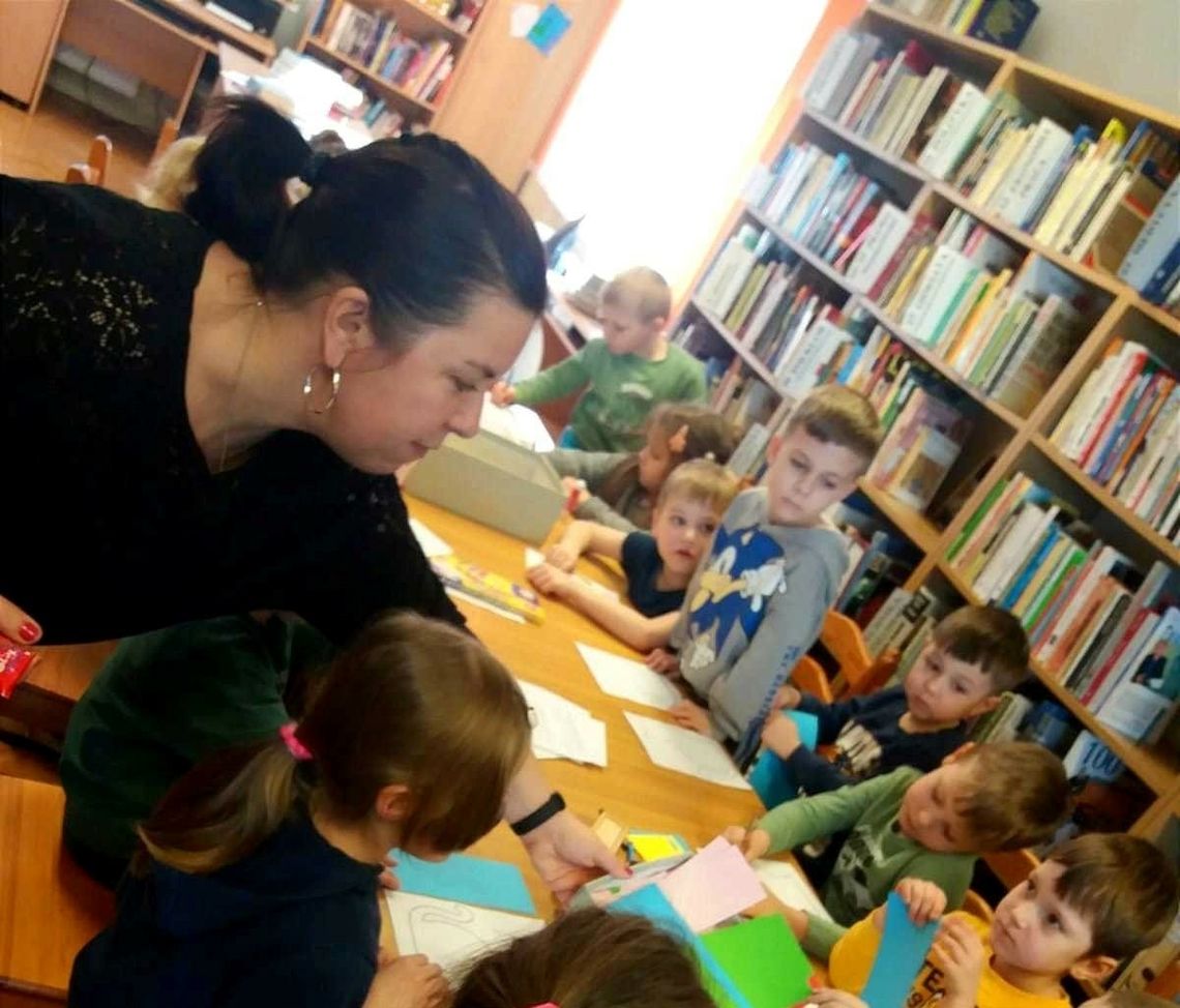 Przedszkolaki z Piotrówki z wizytą w bibliotece. To była interesująca lekcja