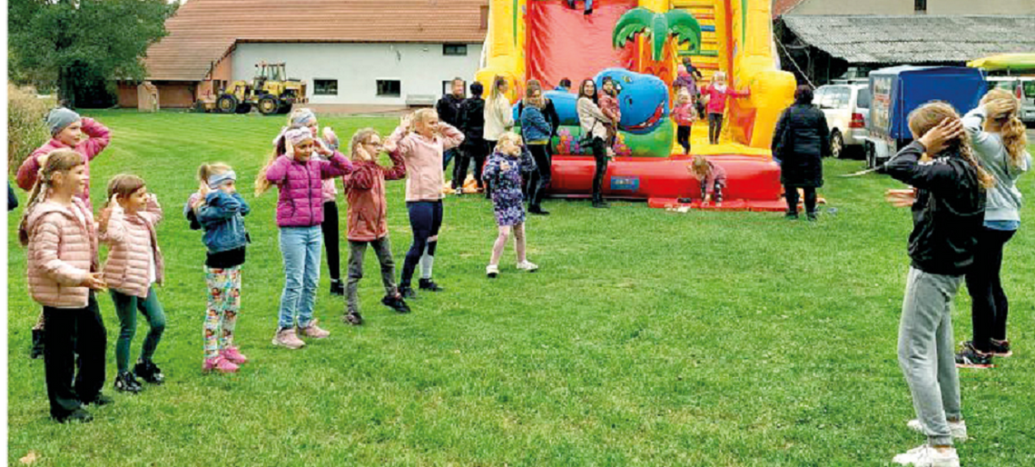 Przedszkolaki z Żędowic na integracyjnym spotkaniu z książką w Młynie Bombelka