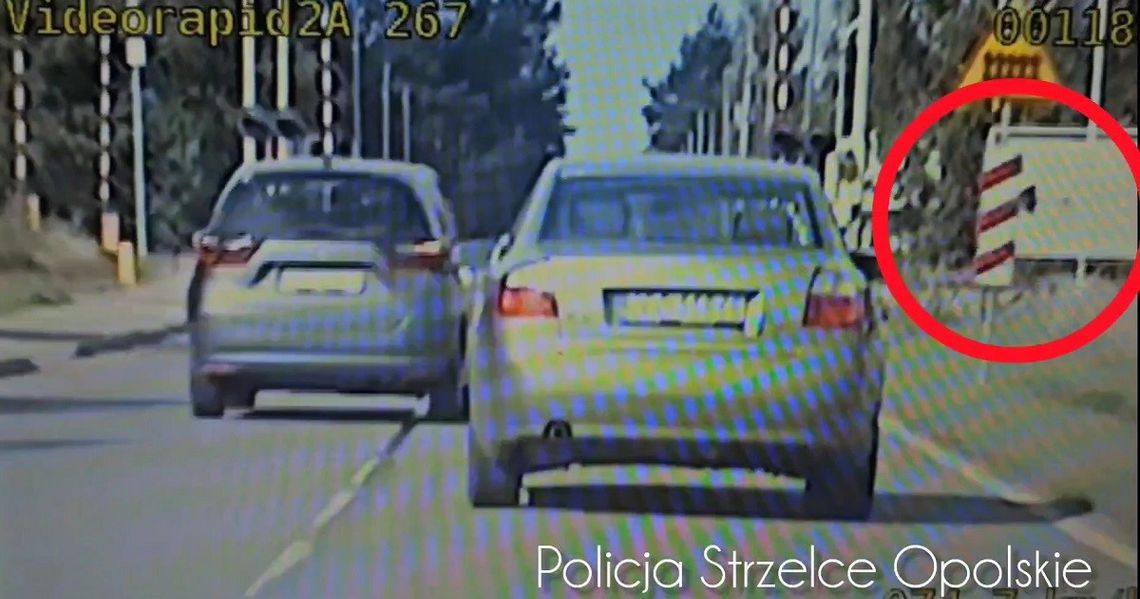 Niebezpieczny manewr przed przejazdem kolejowym. 43-latek z wysokim mandatem
