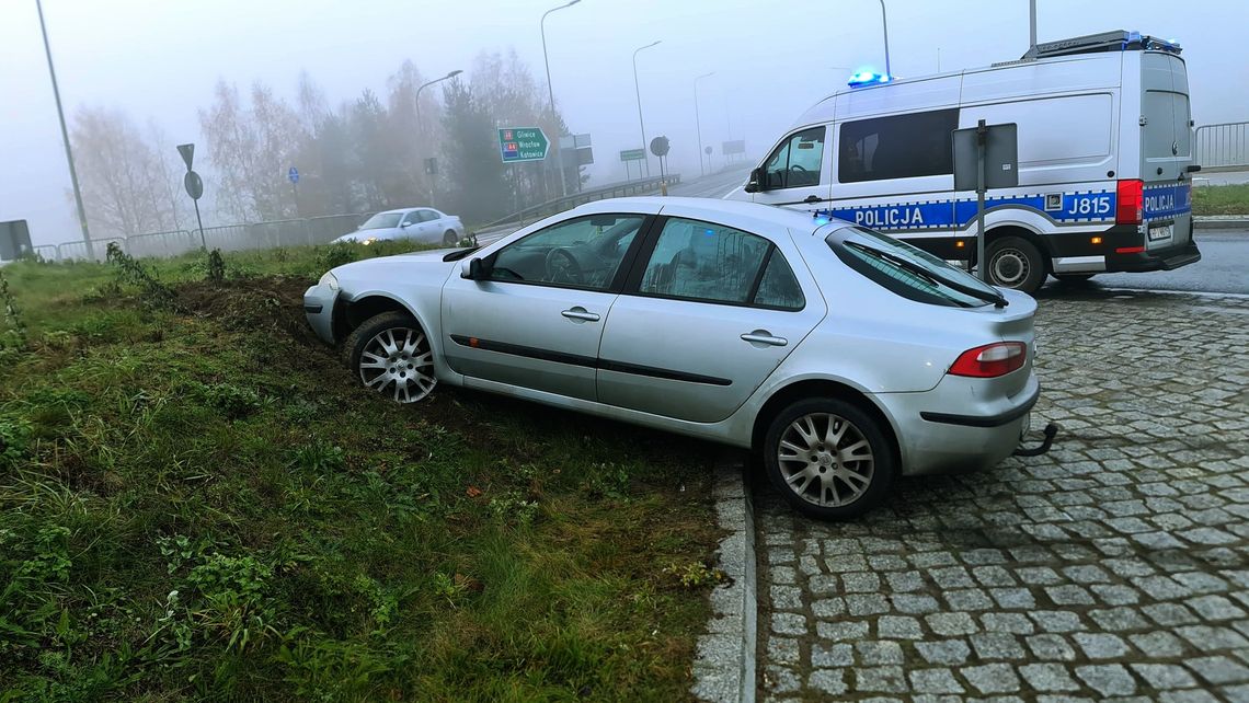 Przejażdżkę zakończyli na rondzie. Uciekli, ale nie zapomnieli o alkoholu