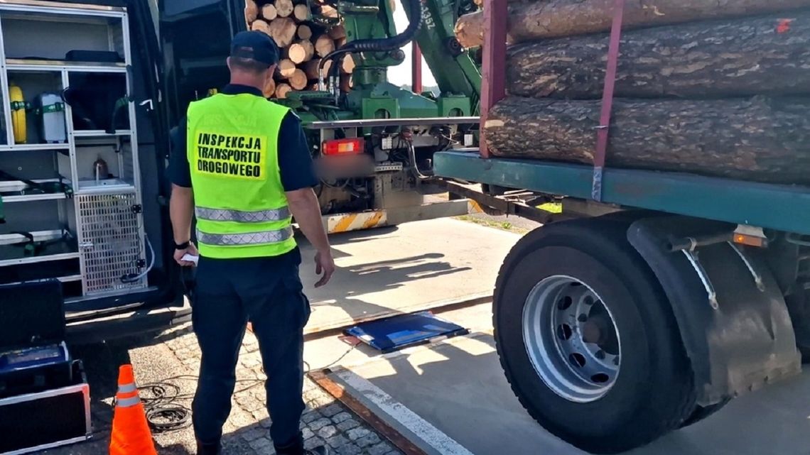 Przeładowane pojazdy z drewnem w Księżym Lesie. "Znów ta sama firma"