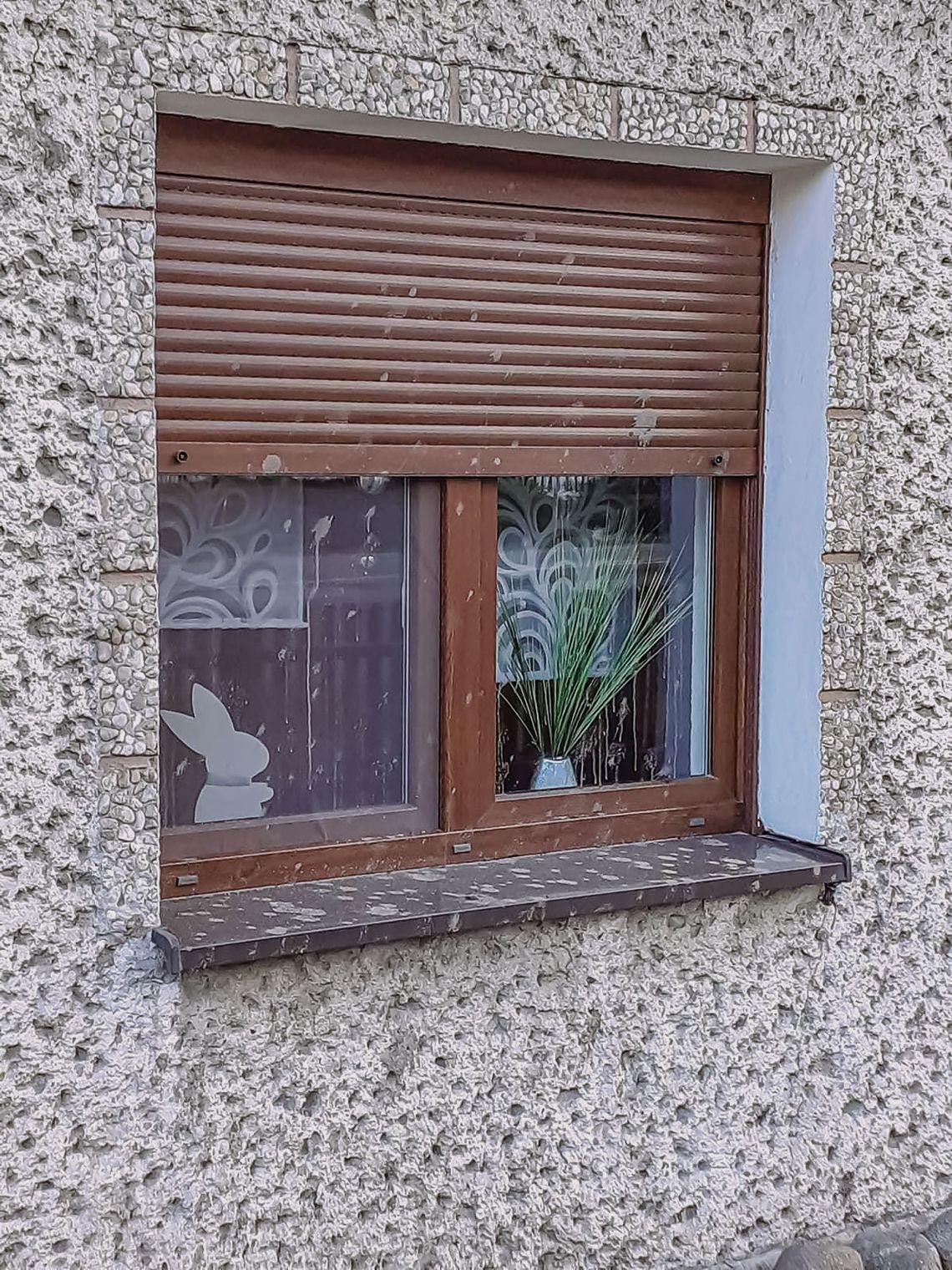 Przez dziurę w drodze cierpią... okna