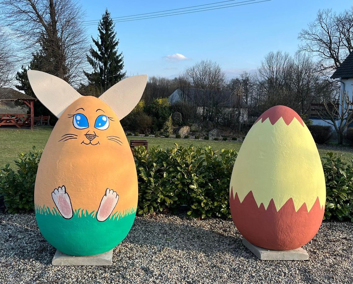 Świąteczny klimat w Raszowej. Kolorowe jaja ozdobiły miejscowość