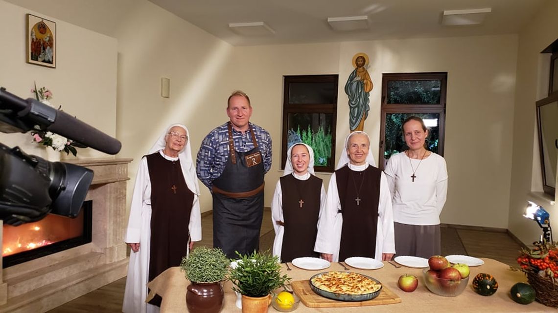 Remigiusz Rączka gotował w Strzelcach Opolskich. Jutro emisja programu "Klasztorne smaki" nagranego w naszym mieście [ZDJĘCIA]
