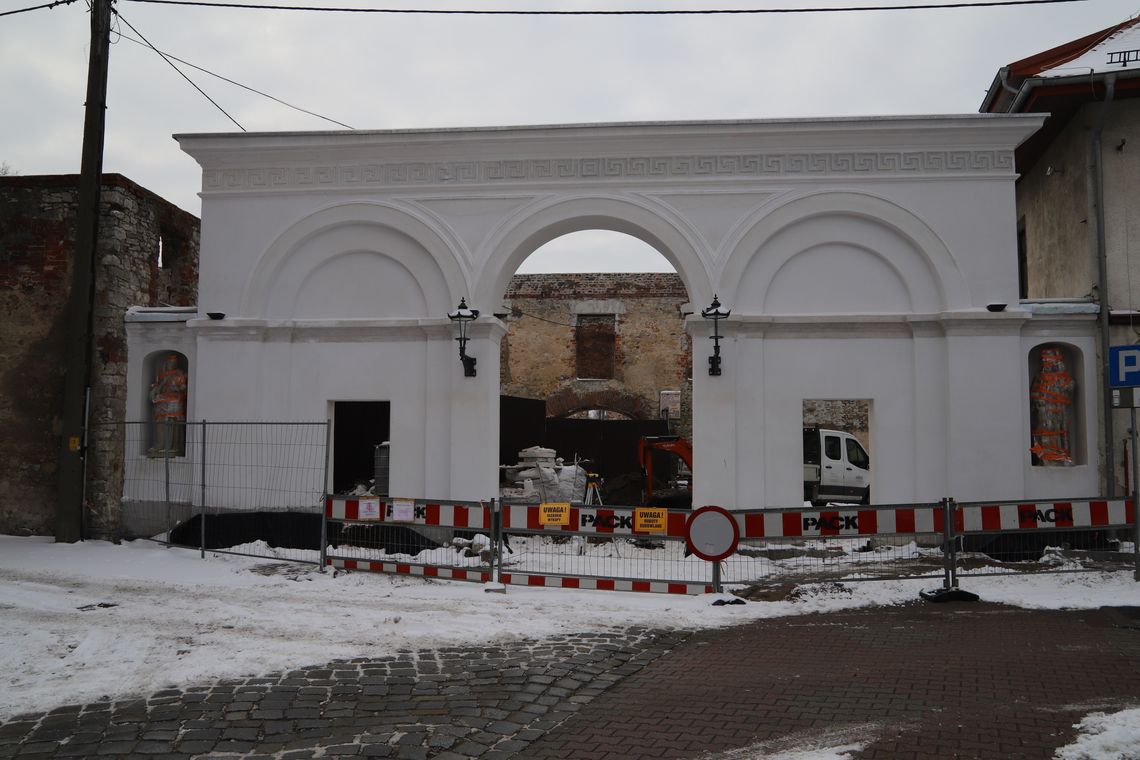 Renowacja monumentalnej bramy w Strzelcach Opolskich na finiszu. Jak się prezentuje? Renowacja monumentalnej bramy w Strzelcach Opolskich na finiszu. Jak się prezentuje?