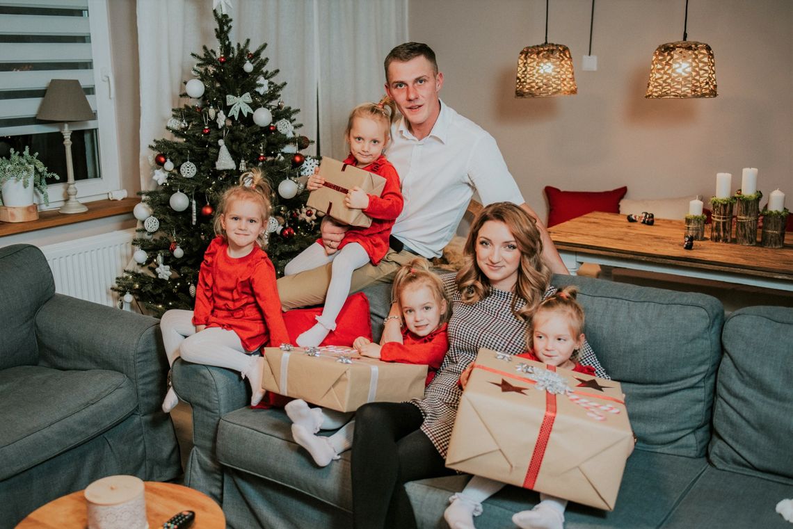 Rodzina to najpiękniejszy prezent. Czworaczki z rodzicami na okładce Strzelca Opolskiego. ZDJĘCIA Rodzina to najpiękniejszy prezent. Czworaczki z rodzicami na okładce Strzelca Opolskiego. ZDJĘCIA