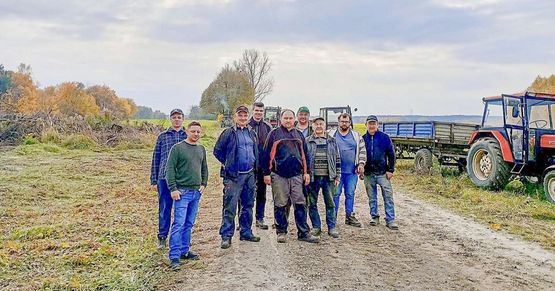 Rolnicy z Żędowic zakasali rękawy i odnowili drogę. Teraz będzie równo