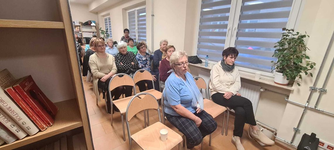 Rowerem przez gminę i świat. Wyjątkowy gość odwiedził bibliotekę w Izbicku