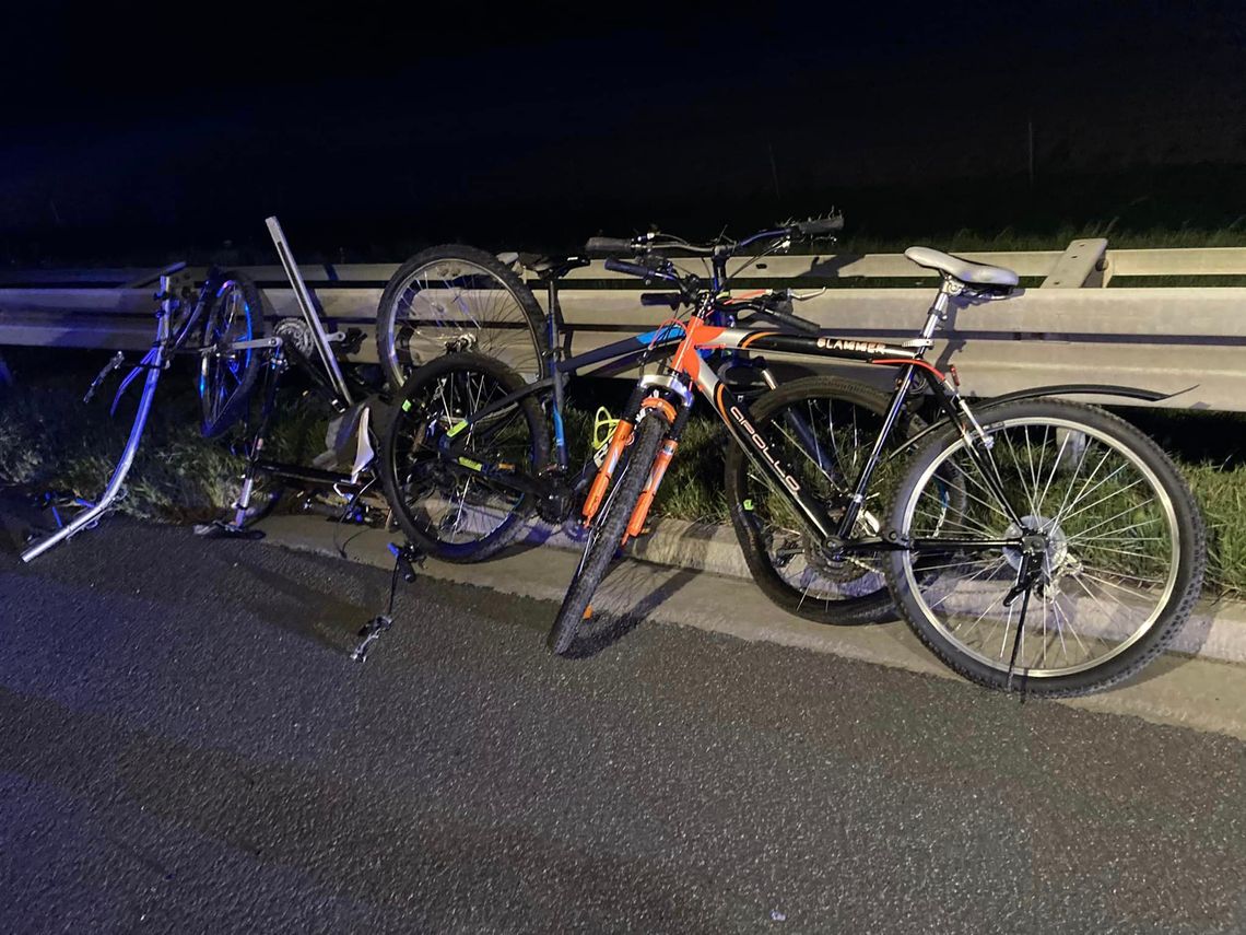 Rowery spadły z dachu auta na A4. Skończyło się zderzeniem trzech pojazdów