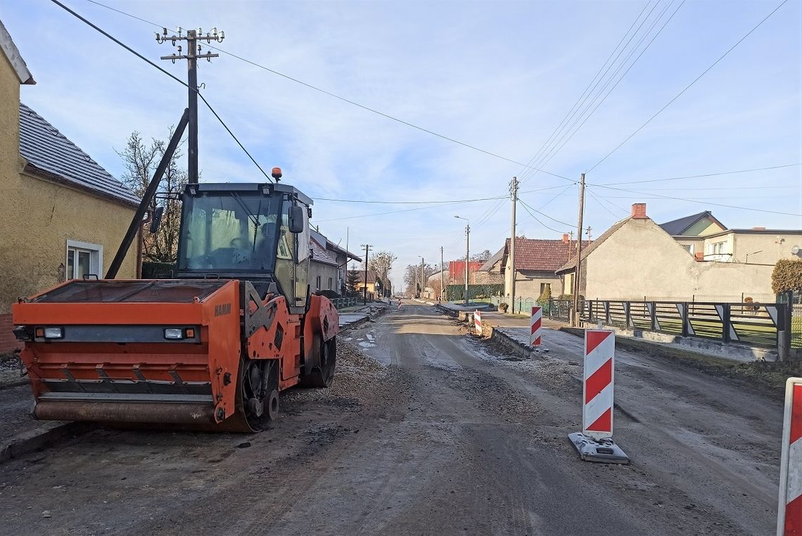 Rozkopana droga, zdenerwowani mieszkańcy. Powód? Wykonawca przerwał prace w Lichyni 