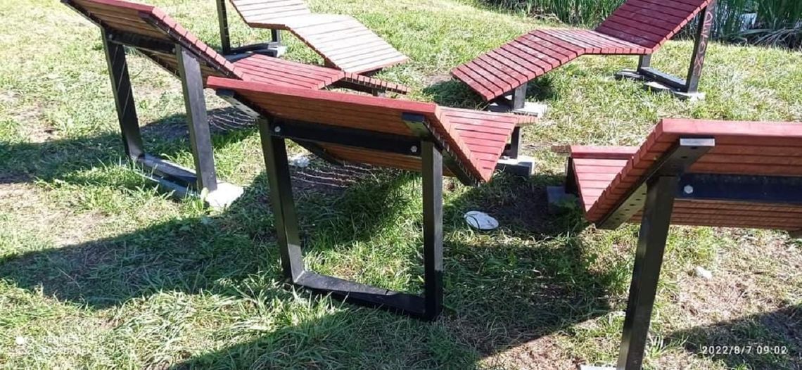 Leżaki w parku w Strzelcach Opolskich padły ofiarą wandali