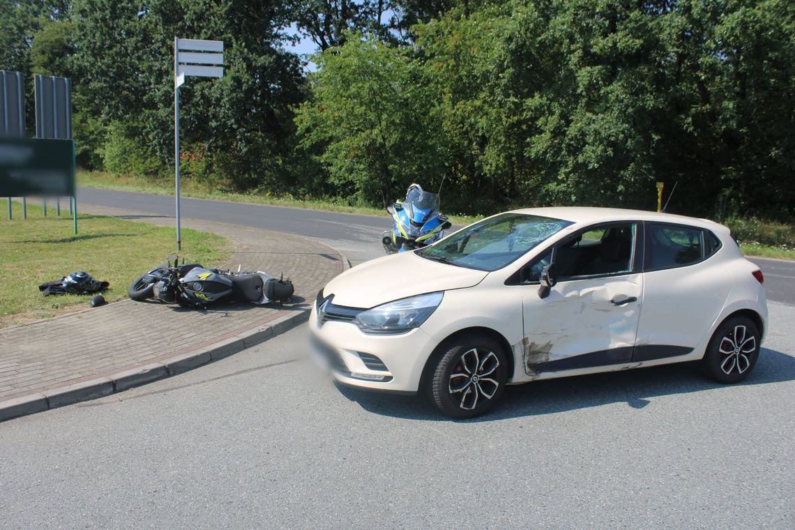 Wyprzedzał przed skrzyżowaniem i uderzył w osobówkę. Motocyklista słono ukarany