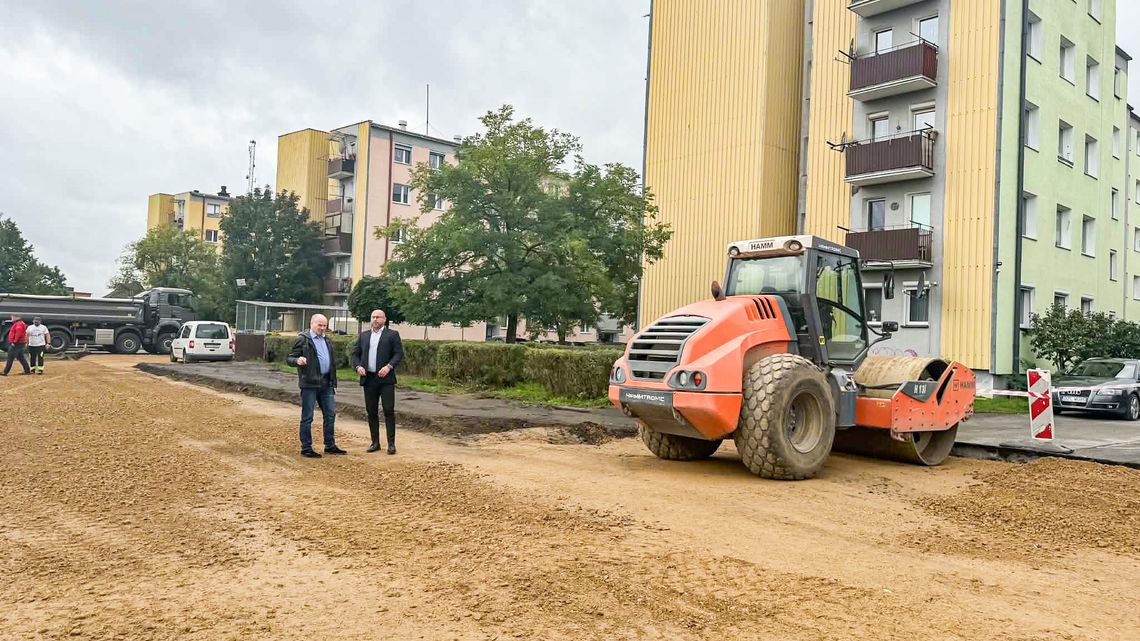 Trwają prace na ul. Opolskiej w Zawadzkiem. Będzie nowa przestrzeń do parkowania Trwają prace na ul. Opolskiej w Zawadzkiem. Będzie nowa przestrzeń do parkowania