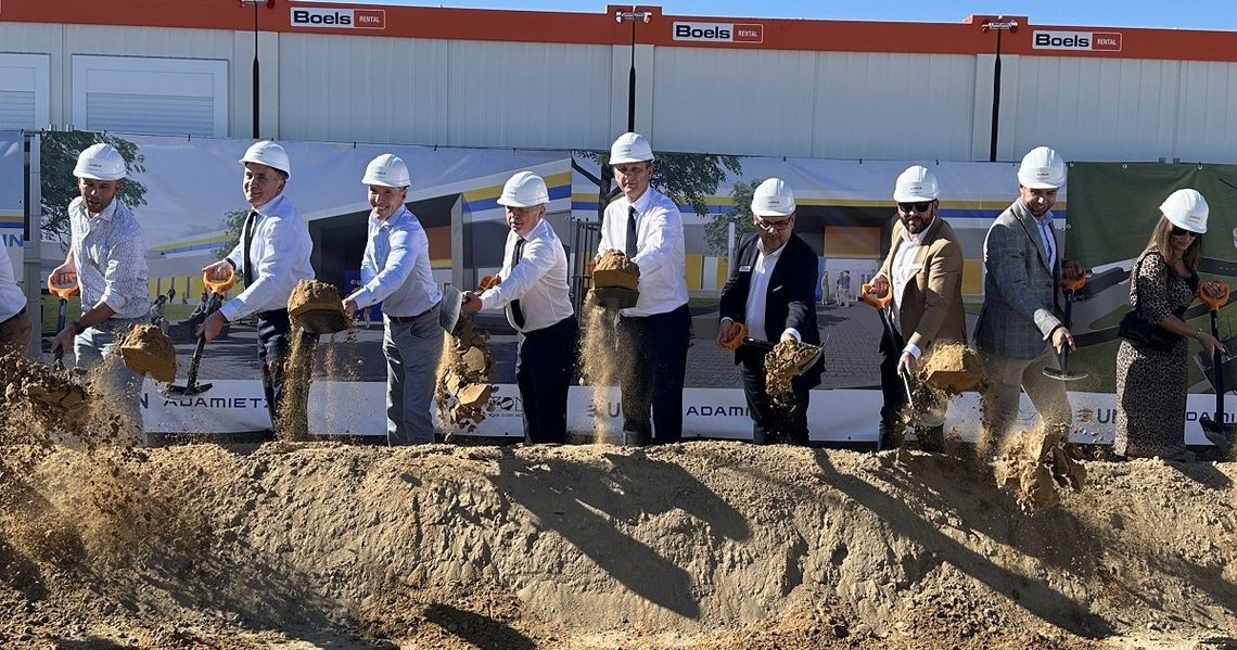 Będą nowe miejsca pracy. Rusza budowa dużej fabryki w gminie Leśnica Będą nowe miejsca pracy. Rusza budowa dużej fabryki w gminie Leśnica